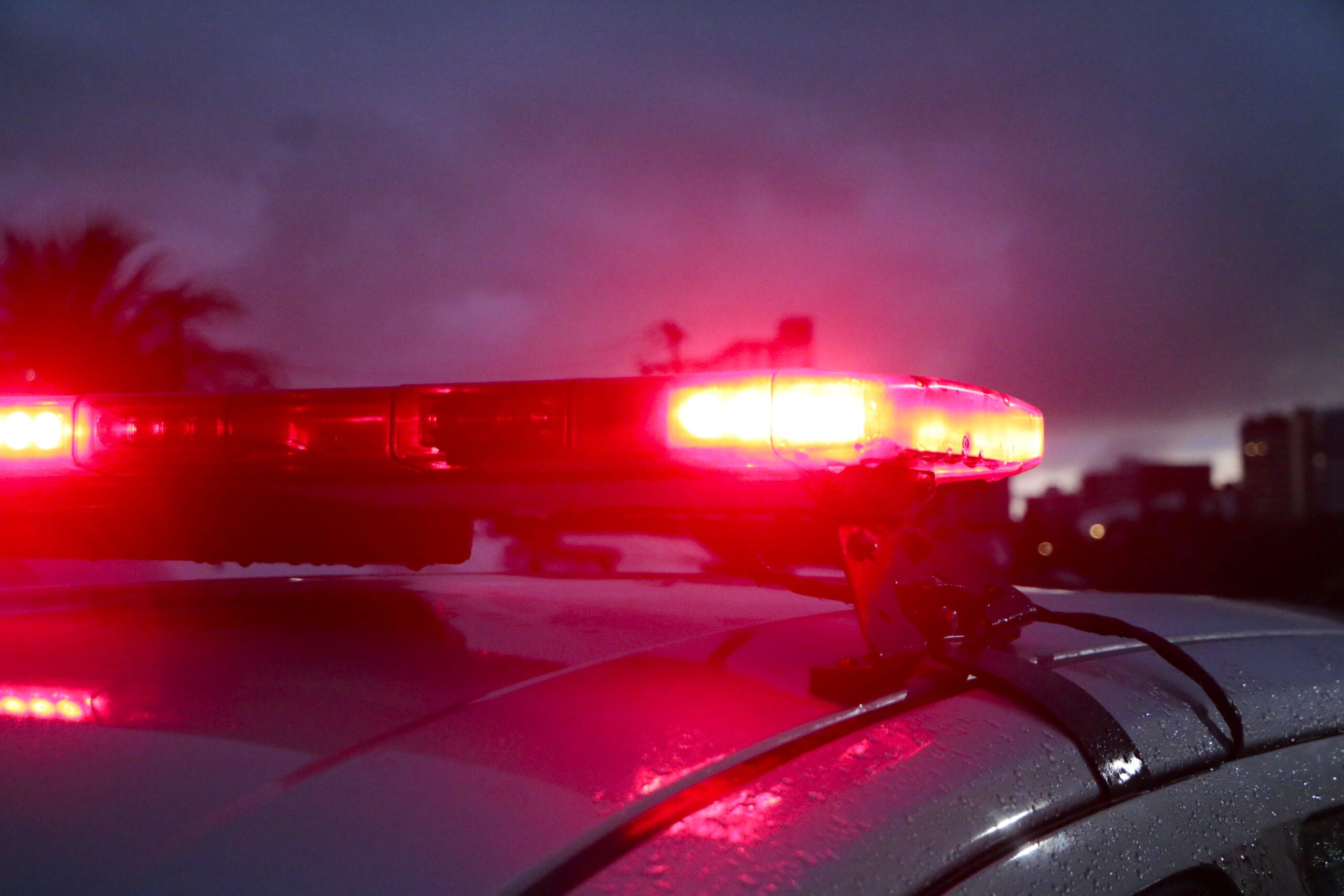 VÍDEO: Homem é executado dentro do carro enquanto conversava com jovem na calçada em MG