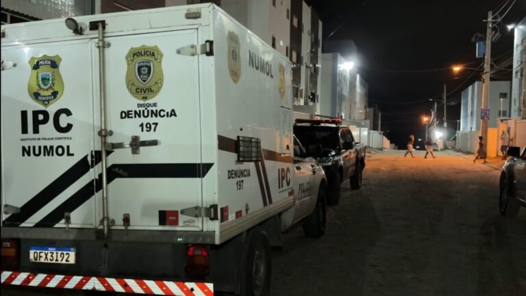 Quatro suspeitos encapuzados invadem condomínio e matam homem com vários tiros, em João Pessoa