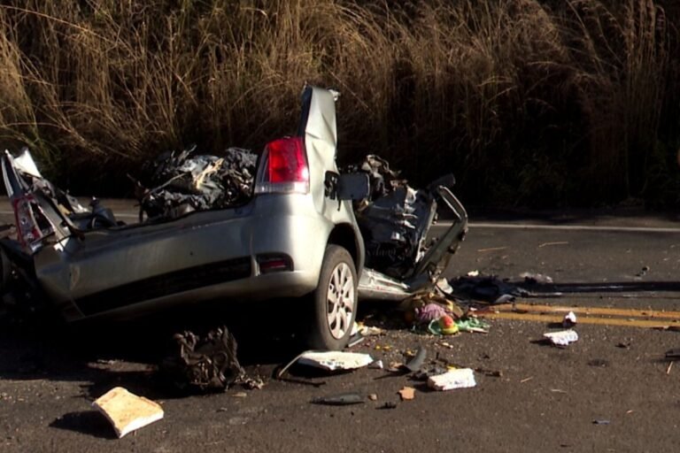 Após passarem madrugada trabalhando, três jovens morrem ao bater carro em caminhão enquanto voltavam para casa no Paraná
