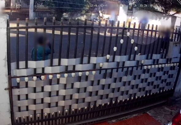 Homens levam celulares de crianças enquanto elas jogavam bola em frente a casa, no Paraná