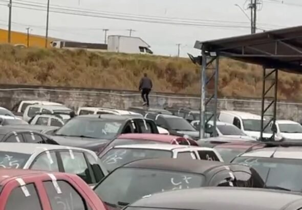 VÍDEO: Passageiro corre em cima de carros ao tentar fugir de agentes da Receita Federal após droga ser encontrada na mala dele, no PR