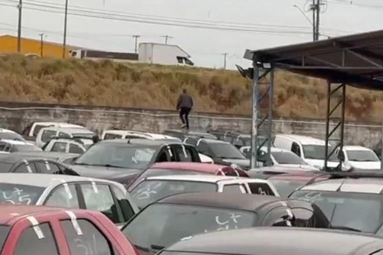 VÍDEO: Passageiro corre em cima de carros ao tentar fugir de agentes da Receita Federal após droga ser encontrada na mala dele, no PR