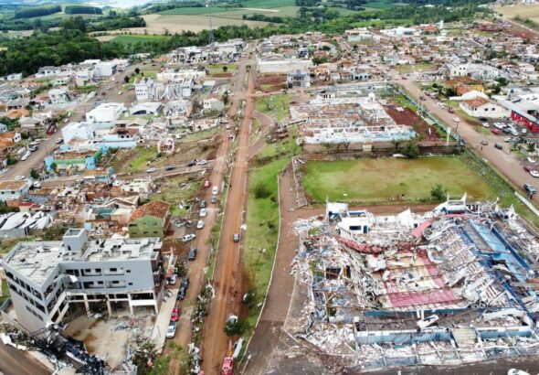 Cobrança de energia suspensa e casas emergenciais: governo anuncia medidas para cidade destruída por tornado no PR