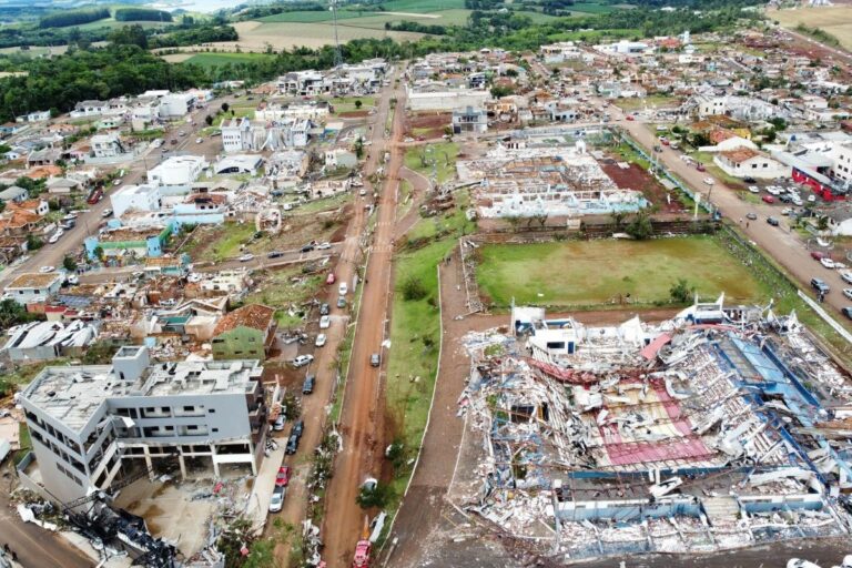Cobrança de energia suspensa e casas emergenciais: governo anuncia medidas para cidade destruída por tornado no PR