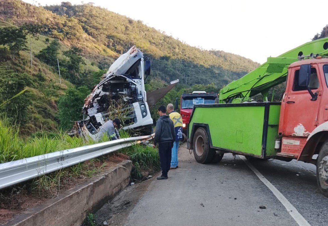 Caminhão carregado de sal tomba e mata motorista na BR-116