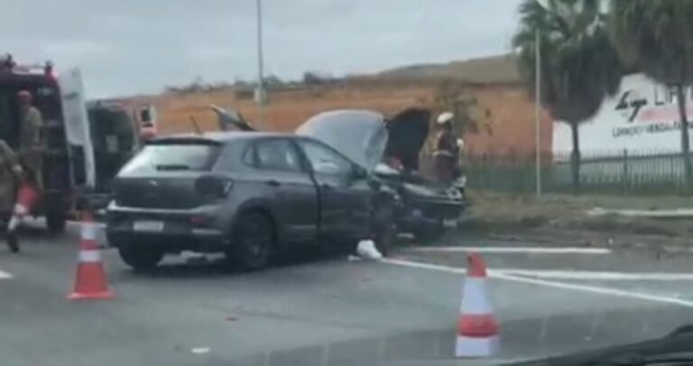 Acidente entre dois carros deixa feridos na Via Dutra, em Barra Mansa