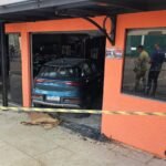 Idoso perde controle de carro, invade mercado de Curitiba e local é interditado por risco de desabamento