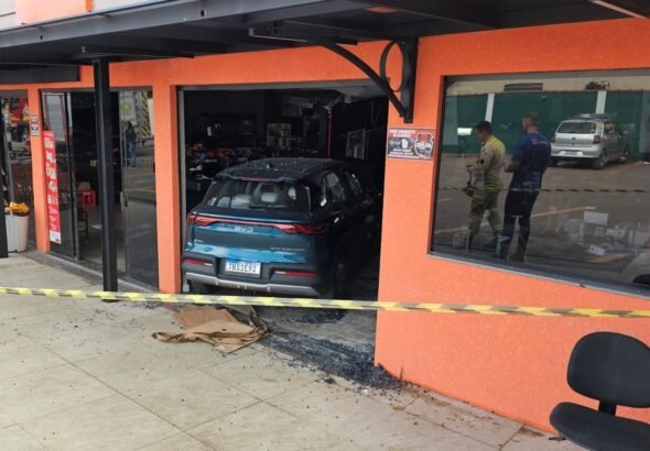 Idoso perde controle de carro, invade mercado de Curitiba e local é interditado por risco de desabamento