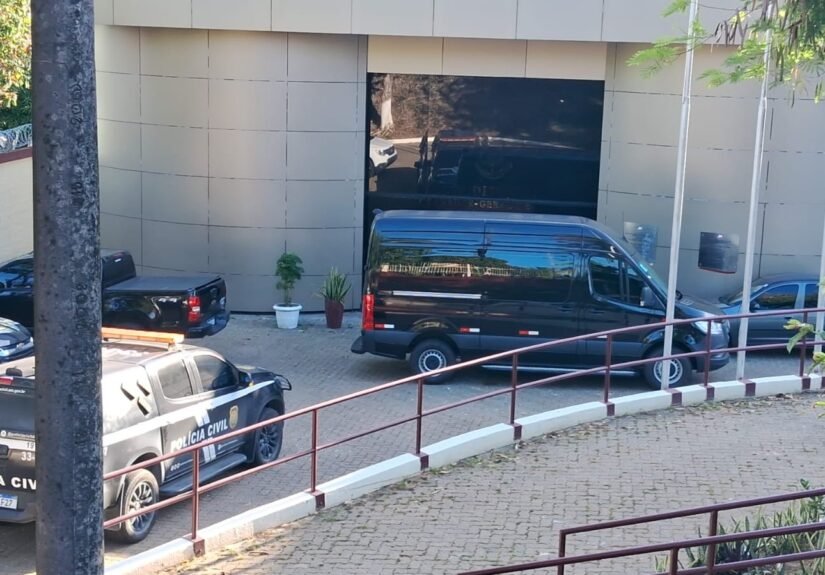 Policiais civis e militares são alvo de operação que investiga milícia suspeita de roubos e extorsões em Manaus