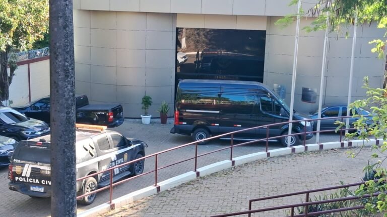 Policiais civis e militares são presos em operação que investiga milícia suspeita de roubos e extorsões em Manaus