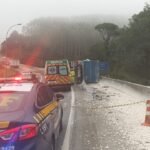 Caminhão tomba, motorista é ejetado e morre após ficar preso embaixo da carroceria, no Paraná