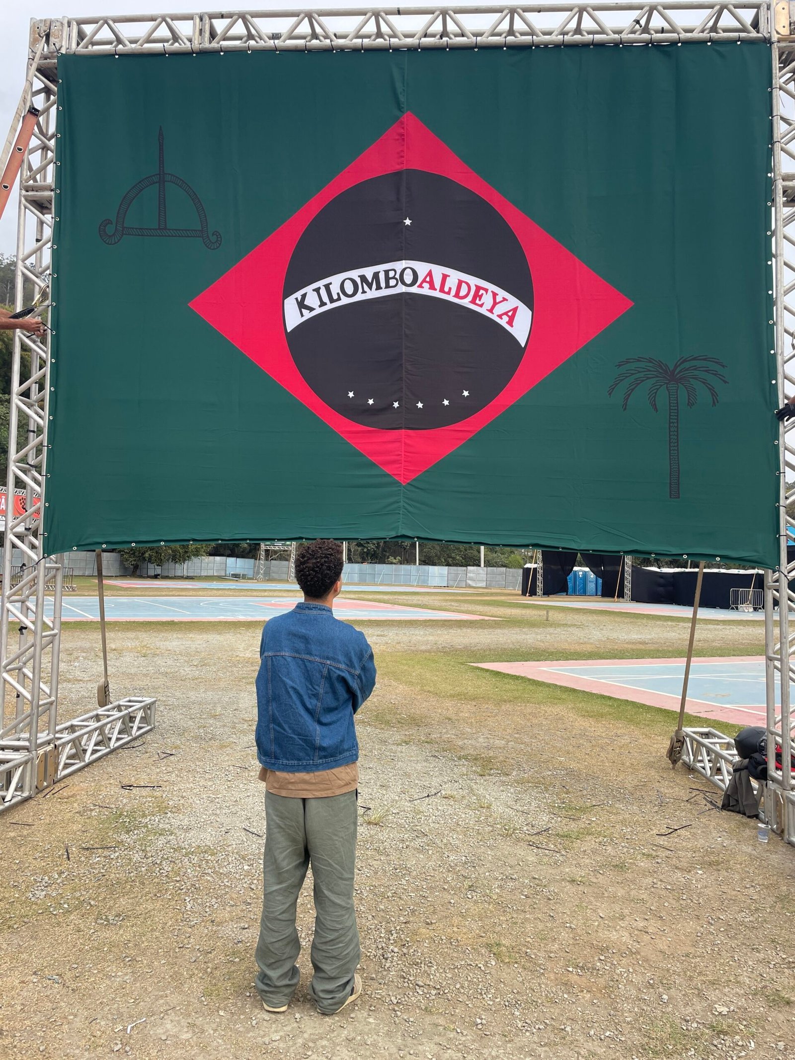 Artista tem obra com releitura da bandeira nacional retirada de festival de inverno em Petrópolis