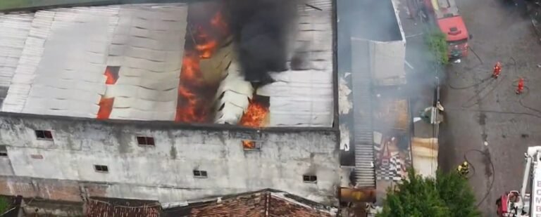 Supermercado destruído por incêndio na divisa entre PB e PE tem estrutura demolida após colapso