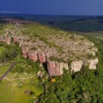 Rochas esculpidas por 180 milhões de anos formam 'floresta de pedras' em parque do Paraná; conheça