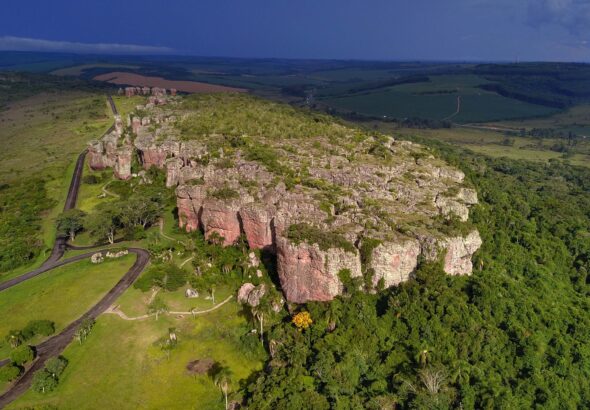 Rochas esculpidas por 180 milhões de anos formam 'floresta de pedras' em parque do Paraná; conheça