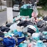 Moradores denunciam lixo acumulado e entulho em calçadas de Petrópolis