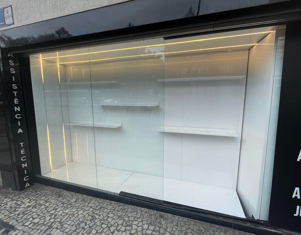 Loja tem vitrine quebrada e produtos furtados no Calçadão da Rua Halfeld, em Juiz de Fora