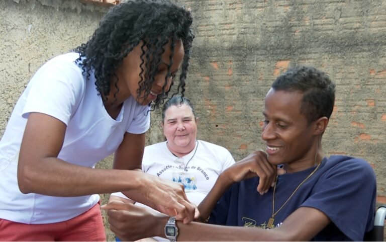 Mineiro que ficou tetraplégico após acidente com ônibus se recupera com apoio de voluntários: 'Desistir nunca é opção'