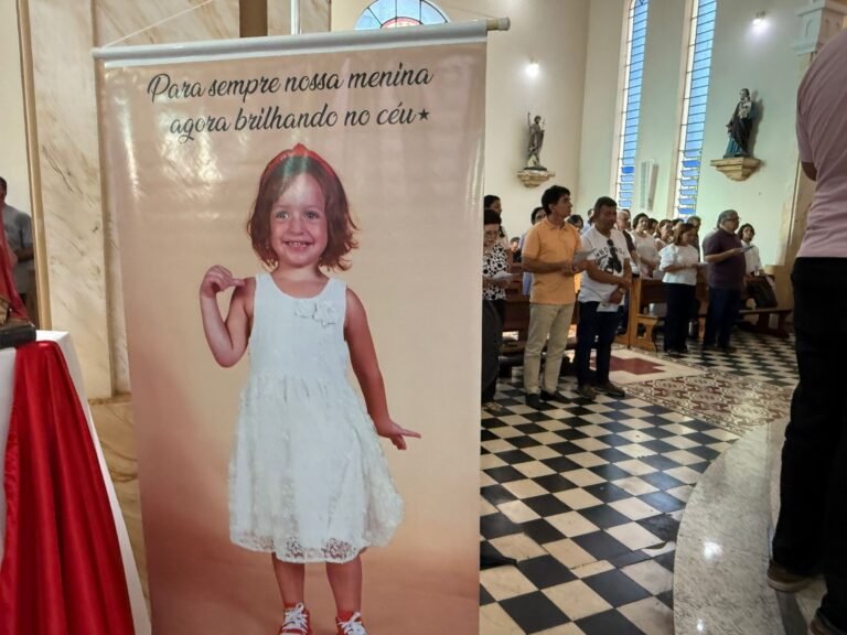 Familiares e amigos soltam balões durante missa de sétimo dia para homenagear menina que morreu em acidente em escola no Piauí
