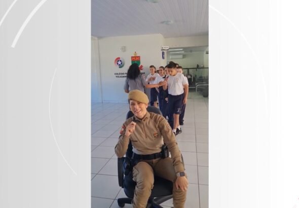 ‘Boa tarde, sargento’: monitora de colégio militar de SC viraliza ao tentar adivinhar nomes de alunos pela voz