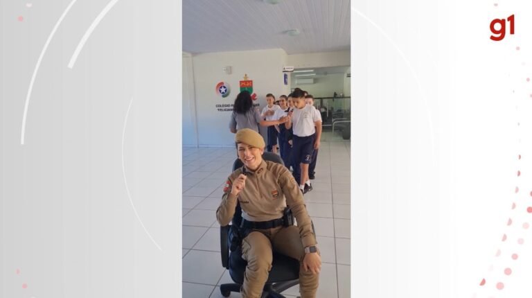 ‘Boa tarde, sargento’: monitora de colégio militar de SC viraliza ao tentar adivinhar nomes de alunos pela voz
