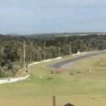 VÍDEO: moto capota no ar em acidente com múltiplas quedas, e corrida é cancelada em Cascavel