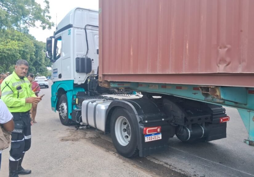 Mulher morre após ser atropelada por carreta em cruzamento na Zona Norte de Manaus