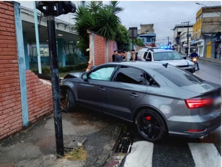 Mulher inabilitada e com sinais de embriaguez assume direção de carro ao pegar carona e bate em muro de escola; veja vídeo