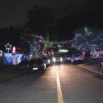 Boneco de neve e até cachorro com pisca-pisca: rua no Paraná é tomada de enfeites em 'guerra natalina' entre vizinhos