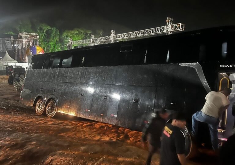 Ônibus da banda Biquini cai em vala e é retirado após oito horas em MG; VÍDEO
