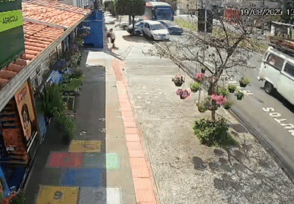 VÍDEO: Ônibus desgovernado atinge quatro carros e uma moto em avenida do Paraná