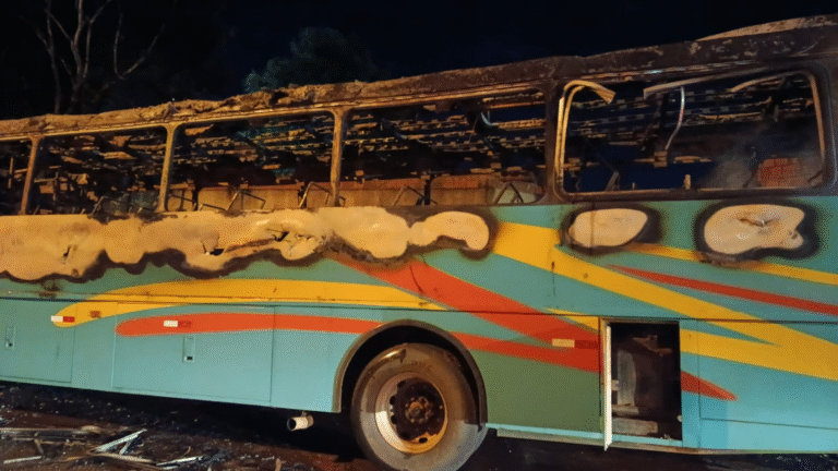 Incêndio atinge ônibus estacionado em Pirapora; VEJA VÍDEO