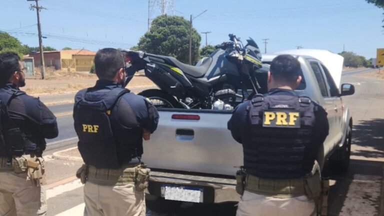 Motorista é levado à delegacia após transportar moto roubada em caminhonete roubada no Piauí