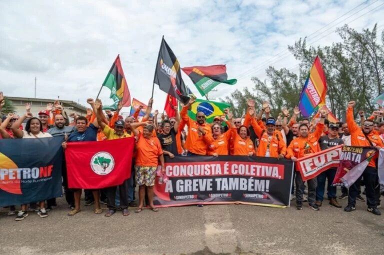 Protesto bloqueia heliporto no Farol de São Thomé, em Campos, e atrasa 18 voos para plataformas