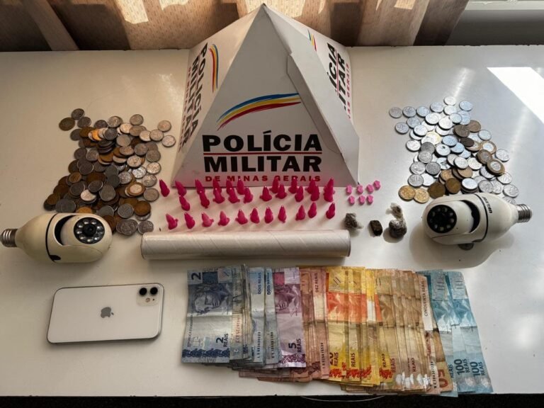 Com ajuda de cão farejador, PM encontra drogas escondidas em fundo falso de móvel em MG