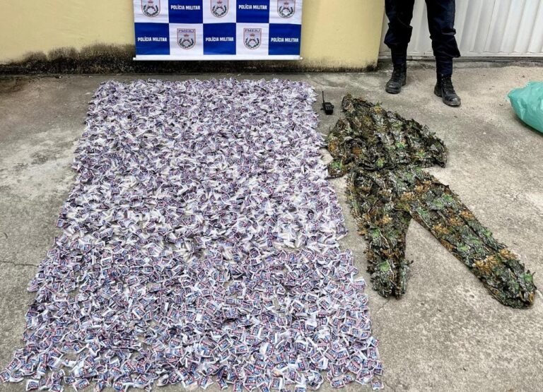 PM encontra roupa camuflada e farta quantidade de drogas em Araruama após ver suspeitos em fuga