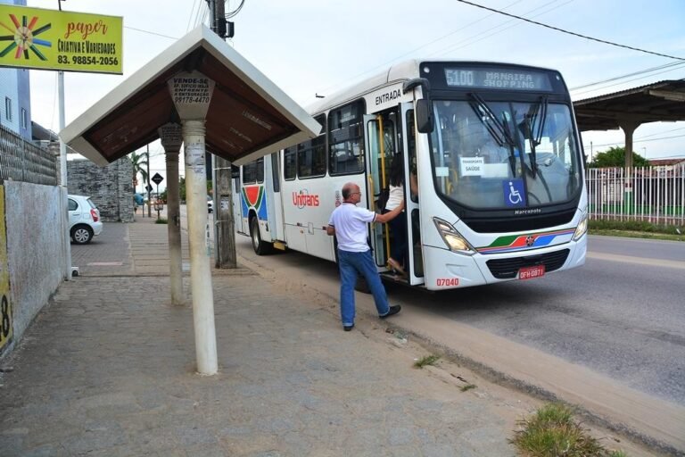 Mais de 50% das paradas de ônibus em João Pessoa não possuem abrigo para passageiros
