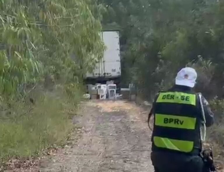 Após polícia trocar tiros com assaltantes, caminhoneiro é liberado e parte de carga é recuperada entre os municípios de Indiaroba e Jandaíra