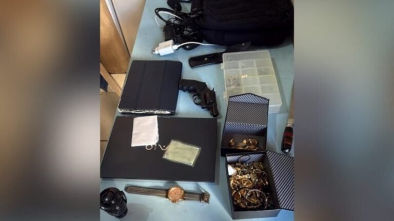 Vídeo mostra PM colocando objeto em cintura de homem algemado em Florianópolis