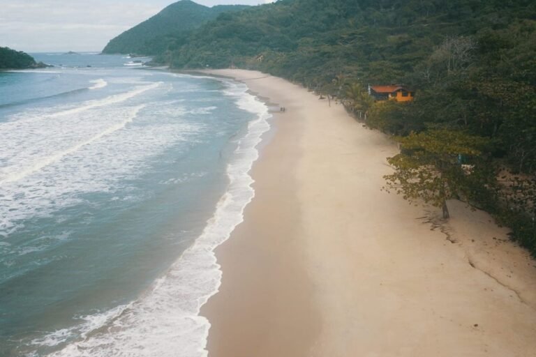 Jovem de 23 anos morre afogado na Prainha Branca, em Guarujá
