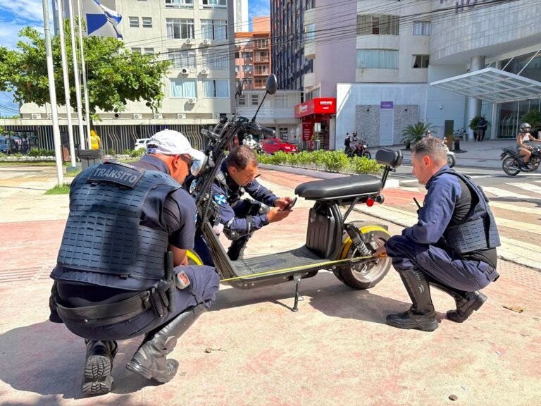 Balneário Camboriú proíbe adolescentes com menos de 16 anos de conduzirem patinetes elétricos