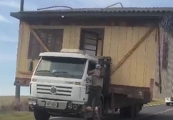 VÍDEO: Caminhão é visto transportando casa de madeira inteira no Paraná