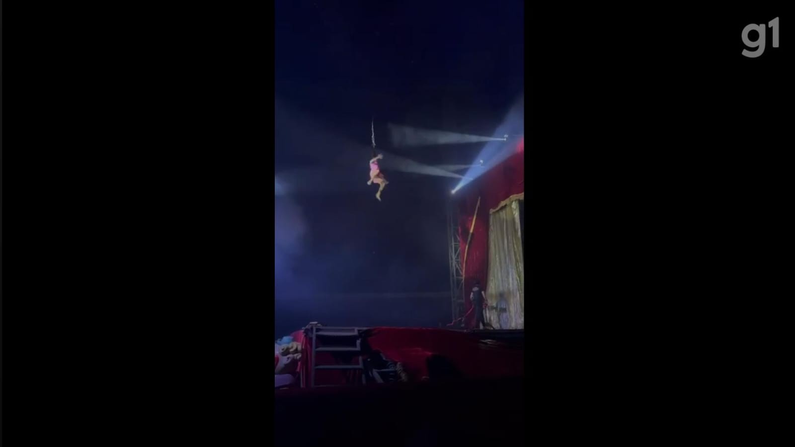 Vídeo: artista circense despenca durante acrobacia aérea suspensa pelos cabelos em Miracema, no RJ