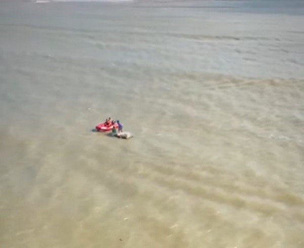 Barco à deriva com dois pescadores é resgatado pelo Corpo de Bombeiros, em João Pessoa