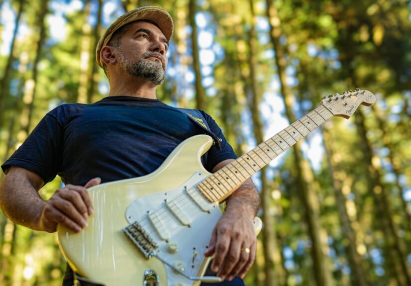 Instrumentista amazonense conquista a França com hits da Amazônia e cursos de música