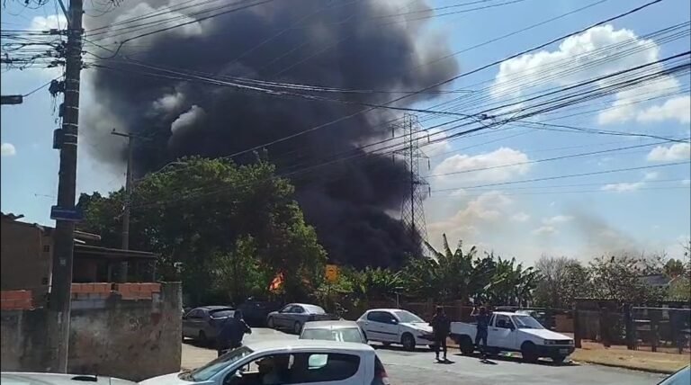 Incêndio de grandes proporções atinge empresa de reciclagem em Campinas