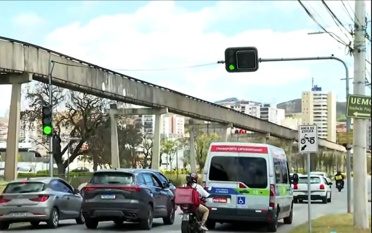 Mudanças no trânsito: semáforos ganham mais tempo de sinal verde em Poços de Caldas; entenda