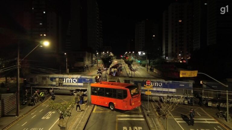 Passageiros de ônibus biarticulado que partiu ao meio após colisão com trem em Curitiba dizem ter ouvido apitos da locomotiva: 'Não tinha como não ouvir'