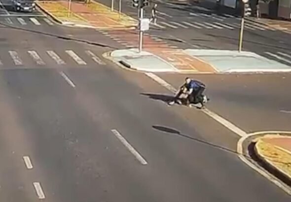 VÍDEO: Homem é perseguido e preso no meio da rua depois de importunar sexualmente uma adolescente em ônibus, no Paraná