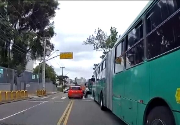 Motorista atropela criança cadeirante e foge sem prestar socorro em Curitiba; VÍDEO